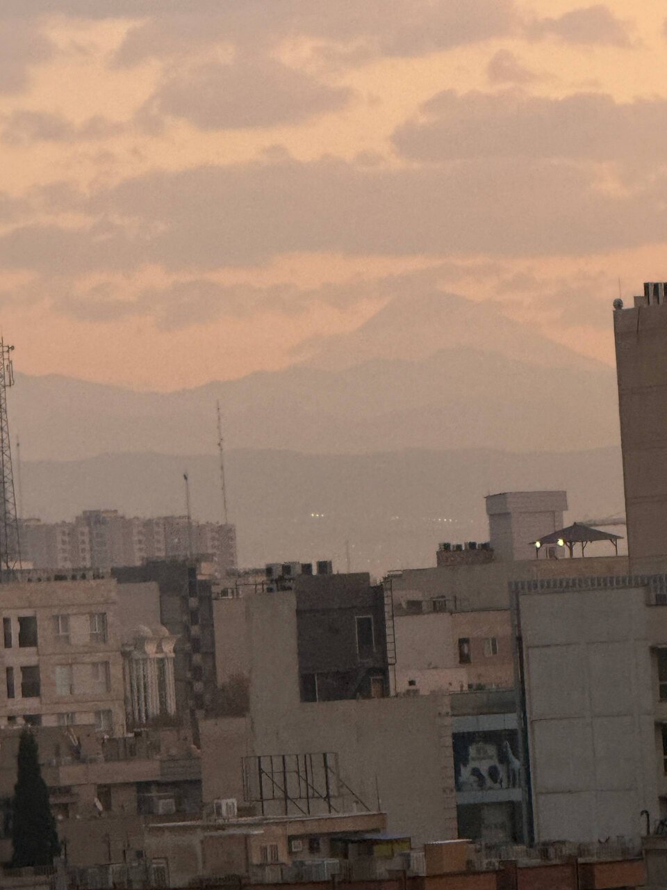 عکس | نمایان شدن دماوند بعد از روزها آلودگی هوا در تهران