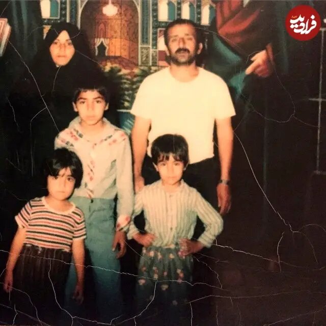 عکس | تصویری زیرخاکی از محسن تنابنده به همراه پدر، مادر، خواهر و برادرش در مشهد در دهه ۶۰