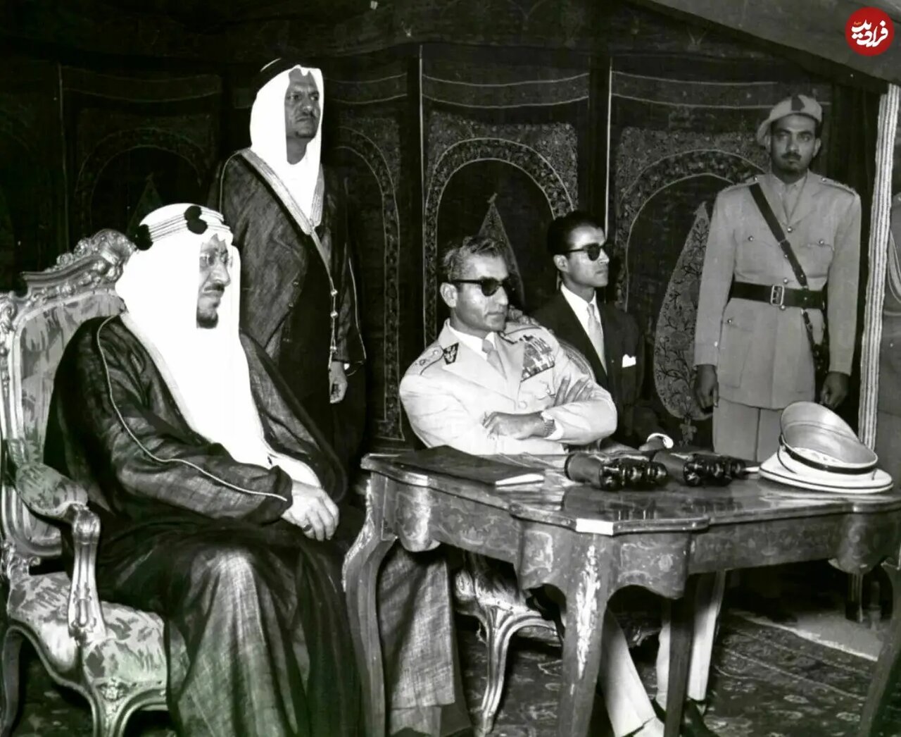 عکس | تصویری از محمدرضا پهلوی با لباس نظامی در چادر پادشاه عربستان در سال ۱۳۳۵ عکس | تصویری از محمدرضا پهلوی با لباس نظامی در چادر پادشاه عربستان در سال ۱۳۳۵