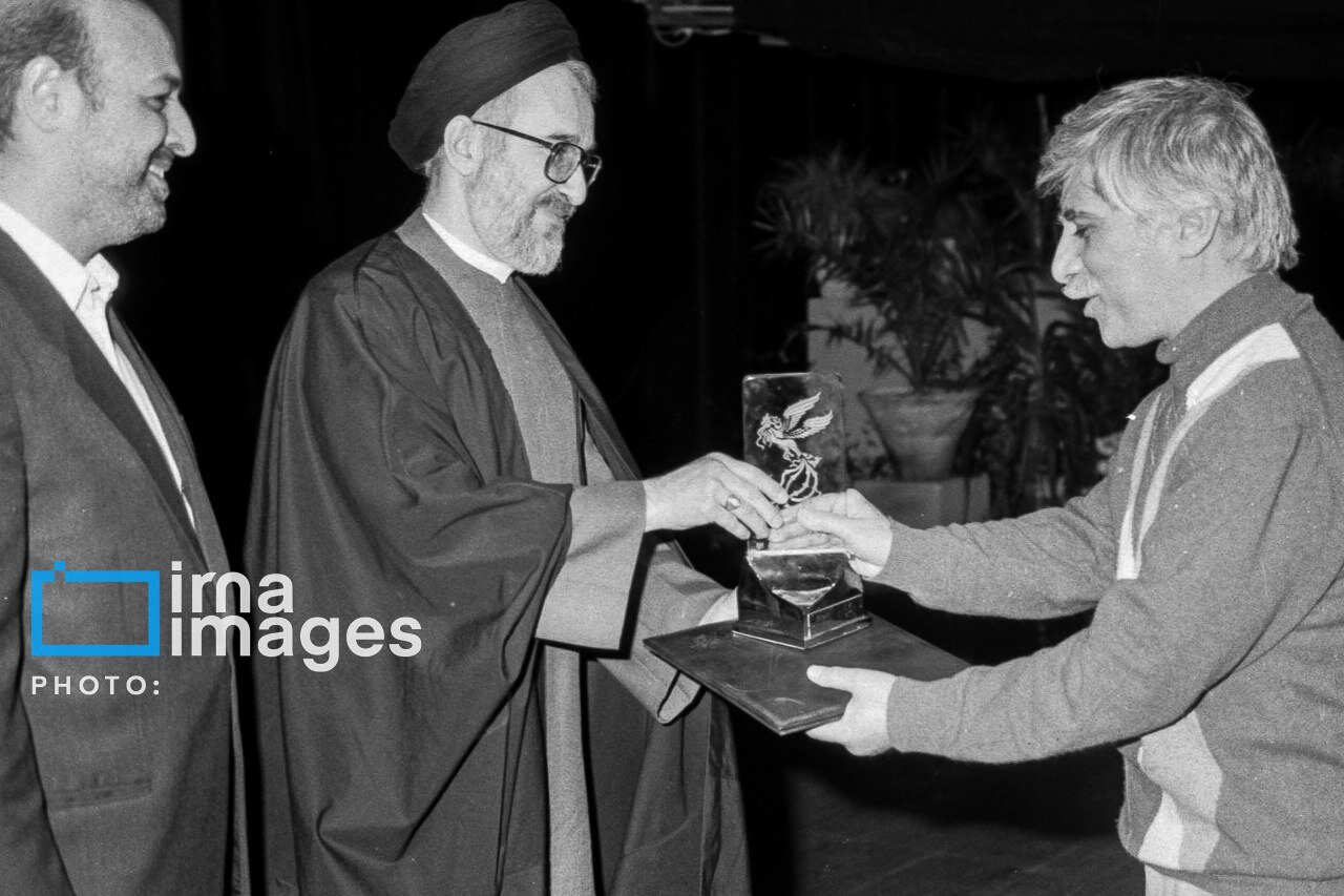 عکس | وقتی خاتمی «سیمرغ» را به بیضایی داد