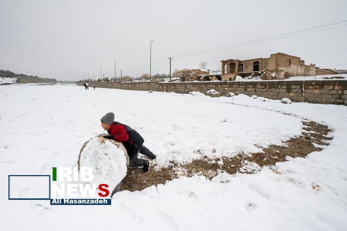 تصاویر | شادی مردم در تفت یزد پس از بارش شدید برف