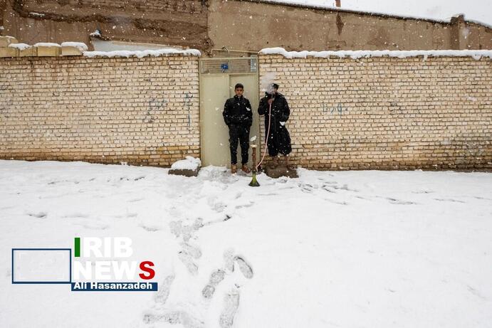 تصاویر | شادی مردم در تفت یزد پس از بارش شدید برف