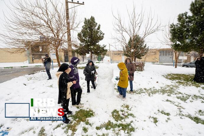 تصاویر | شادی مردم در تفت یزد پس از بارش شدید برف