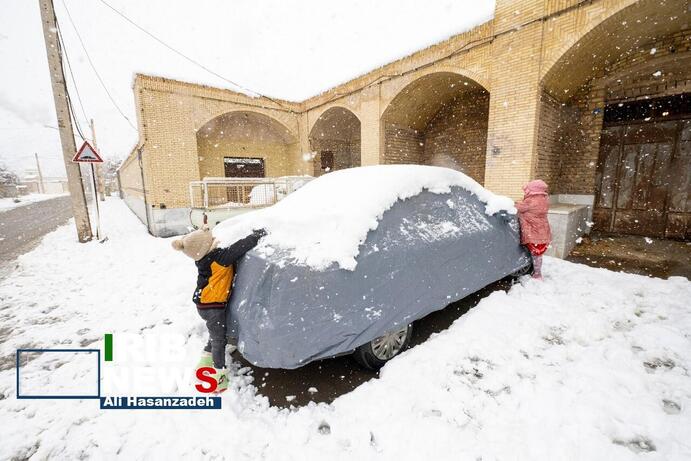 تصاویر | شادی مردم در تفت یزد پس از بارش شدید برف