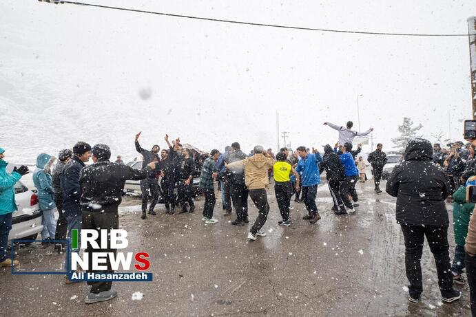 تصاویر | شادی مردم در تفت یزد پس از بارش شدید برف