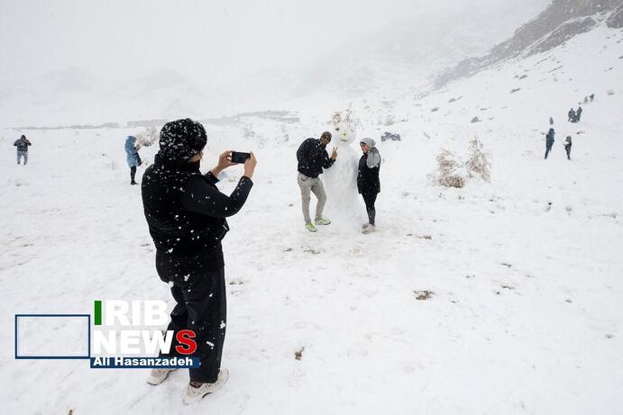 تصاویر | شادی مردم در تفت یزد پس از بارش شدید برف