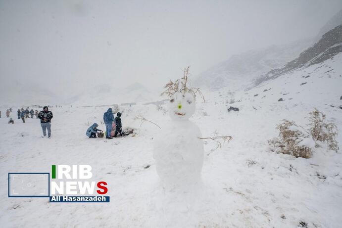 تصاویر | شادی مردم در تفت یزد پس از بارش شدید برف