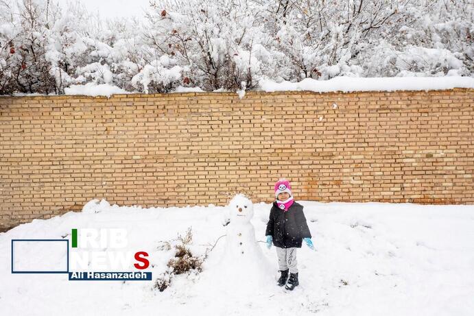 تصاویر | شادی مردم در تفت یزد پس از بارش شدید برف