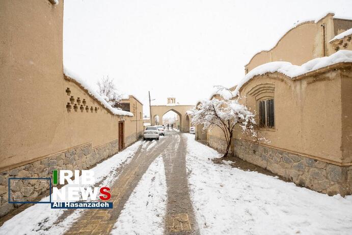 تصاویر | شادی مردم در تفت یزد پس از بارش شدید برف