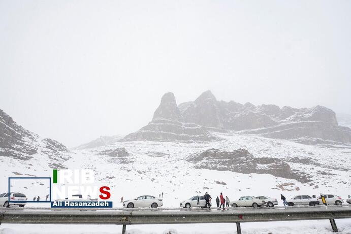 تصاویر | شادی مردم در تفت یزد پس از بارش شدید برف