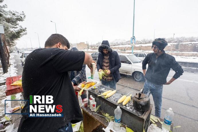 تصاویر | شادی مردم در تفت یزد پس از بارش شدید برف