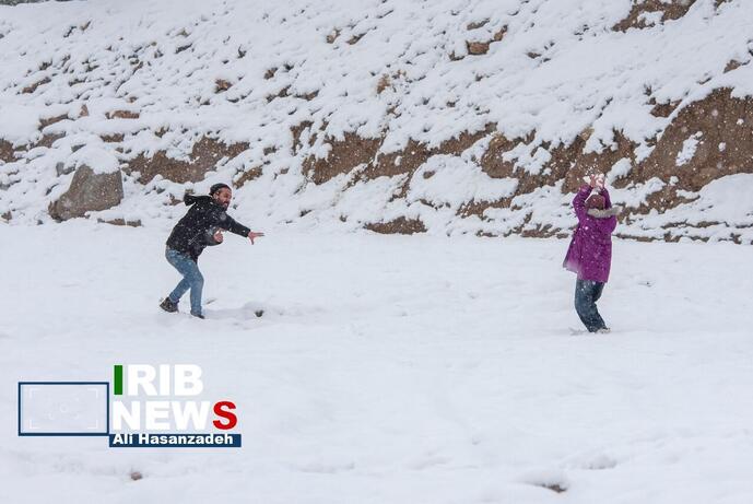 تصاویر | شادی مردم در تفت یزد پس از بارش شدید برف
