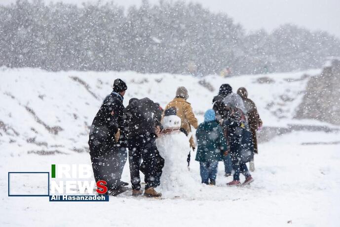 تصاویر | شادی مردم در تفت یزد پس از بارش شدید برف