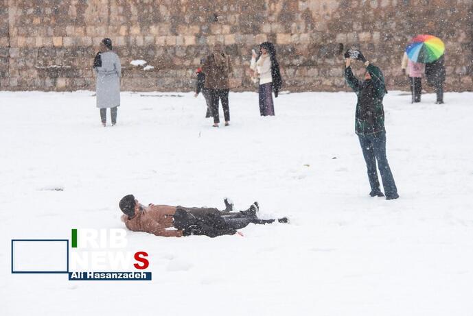 تصاویر | شادی مردم در تفت یزد پس از بارش شدید برف