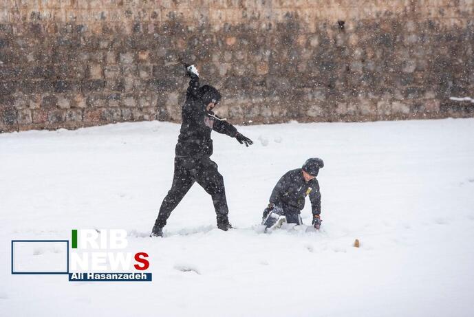 تصاویر | شادی مردم در تفت یزد پس از بارش شدید برف