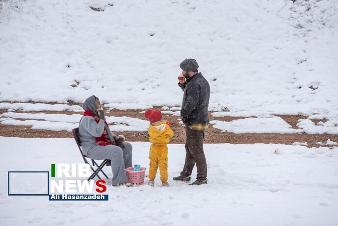 تصاویر | شادی مردم در تفت یزد پس از بارش شدید برف