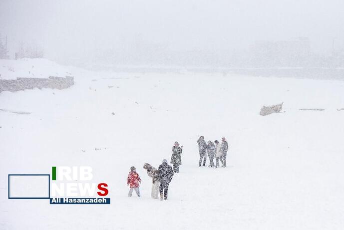 تصاویر | شادی مردم در تفت یزد پس از بارش شدید برف