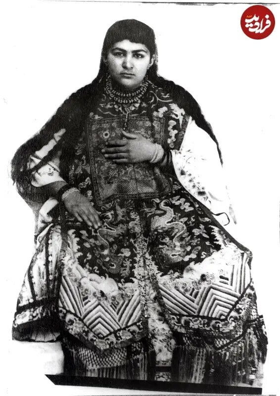 عکس | یکی از زیباترین زنان ناصرالدین شاه با لباس چینی عکس | یکی از زیباترین زنان ناصرالدین شاه با لباس چینی