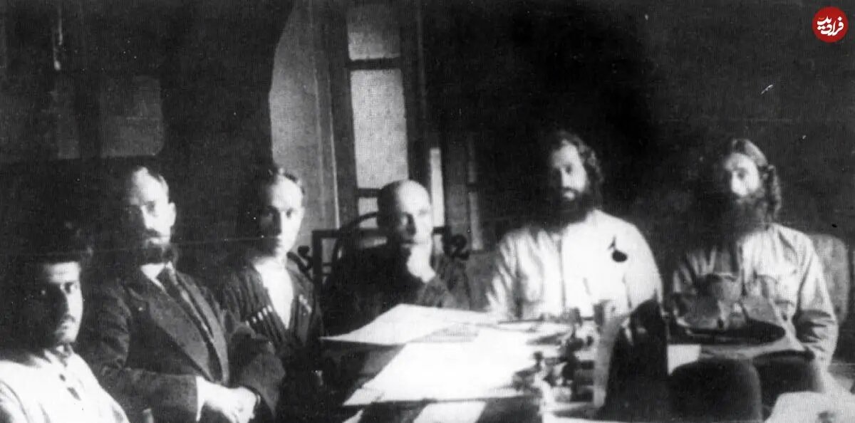 عکس | میرزا کوچک خان در حال مذاکره با نمایندگان دولت شوروی عکس | میرزا کوچک خان در حال مذاکره با نمایندگان دولت شوروی