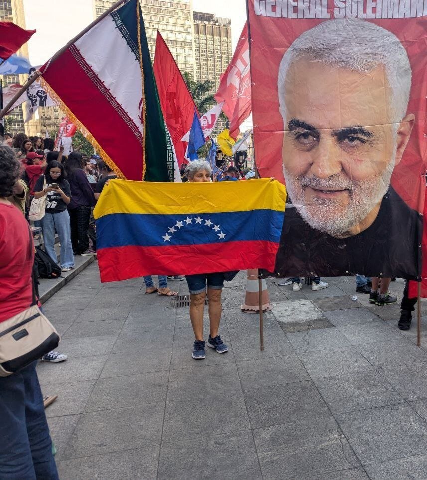 عکس | تصویر سردار سلیمانی در تجمع برزیلیها در حمایت از ایران؛ ژنرال سلیمانی با پرچم جمهوری اسلامی عکس | تصویر سردار سلیمانی در تجمع برزیلیها در حمایت از ایران؛ ژنرال سلیمانی با پرچم جمهوری اسلامی