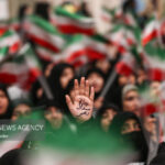 اجتماع دانشجویان قمی در محکومیت اهانت به پرچم ایران