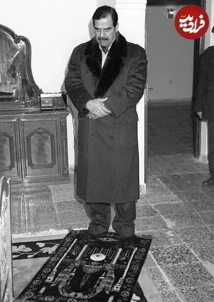 عکس | صدام حسین در حال نماز خواندن در خانه‌ای در بغداد