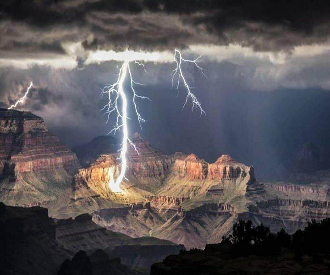 عکس | لحظه شگفت‌انگیز برخورد صاعقه به کوه