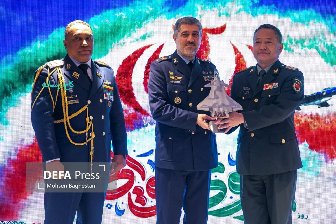 عکس | اهدای ماکت جنگنده J-۲۰ توسط وابسته نظامی چین به فرمانده نیروی هوایی