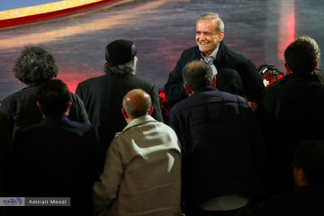 تصاویر | قاب‌هایی ماندگار اهدای جوایز برندگان جشنواره فجر توسط پزشکیان