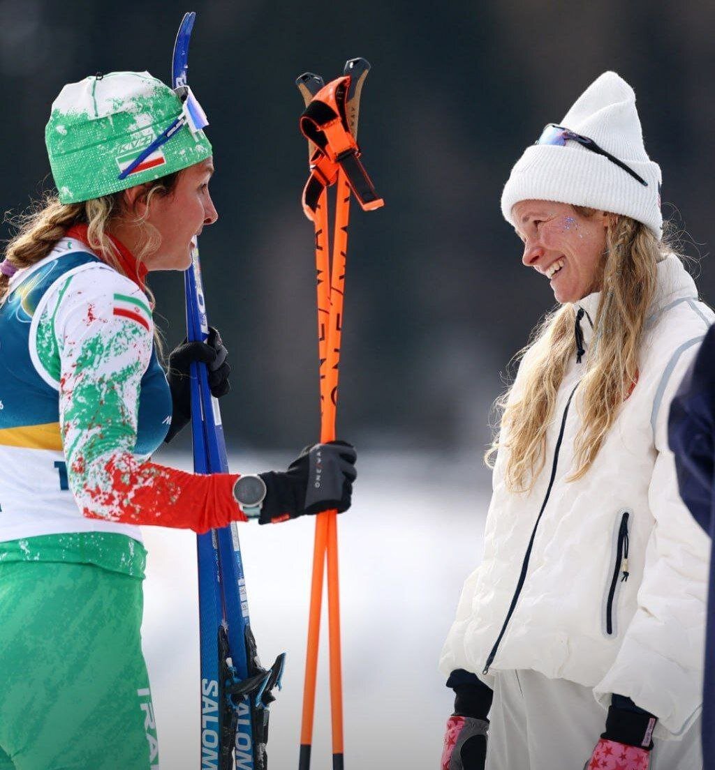 عکس | گفتوگوی دو اسکیباز زن ایرانی و آمریکایی در حاشیه المپیک زمستانی میلان عکس | گفتوگوی اسکیبازان ایران و آمریکا در حاشیه المپیک زمستانی میلان