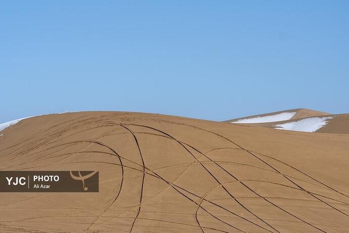 تصاویر | بارش برف در کویر ورزنه