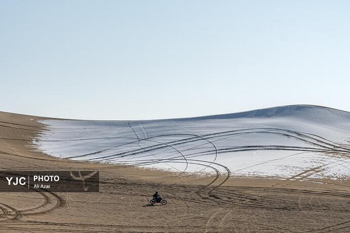 تصاویر | بارش برف در کویر ورزنه