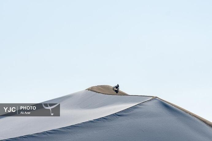 تصاویر | بارش برف در کویر ورزنه