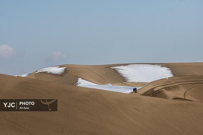 تصاویر | بارش برف در کویر ورزنه