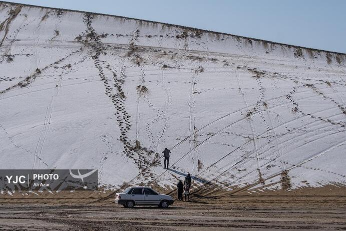 تصاویر | بارش برف در کویر ورزنه