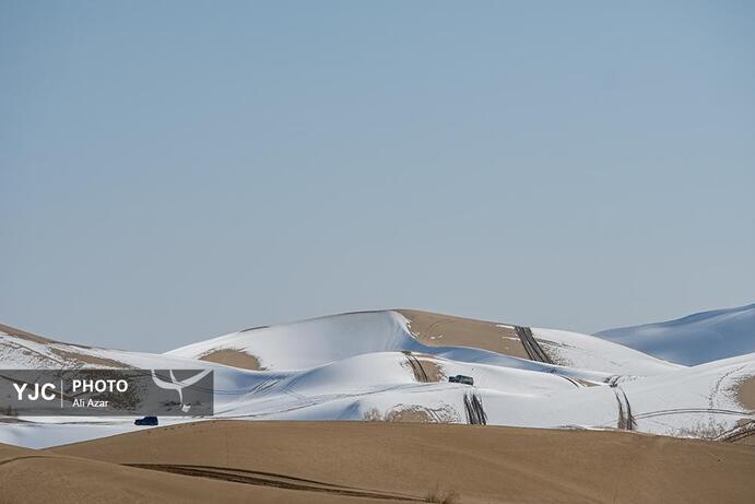 تصاویر | بارش برف در کویر ورزنه