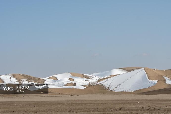 تصاویر | بارش برف در کویر ورزنه