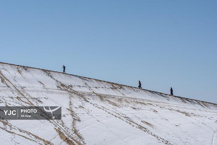 تصاویر | بارش برف در کویر ورزنه