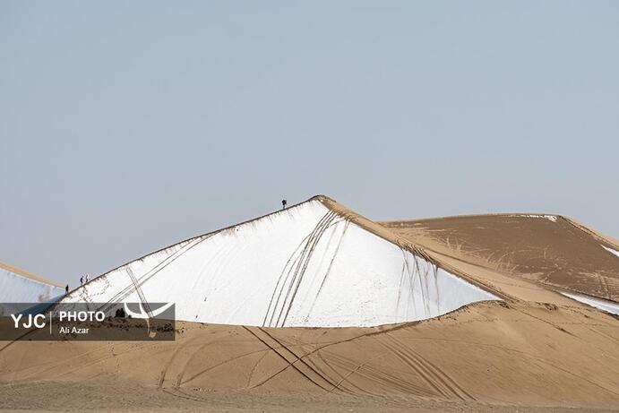 تصاویر | بارش برف در کویر ورزنه