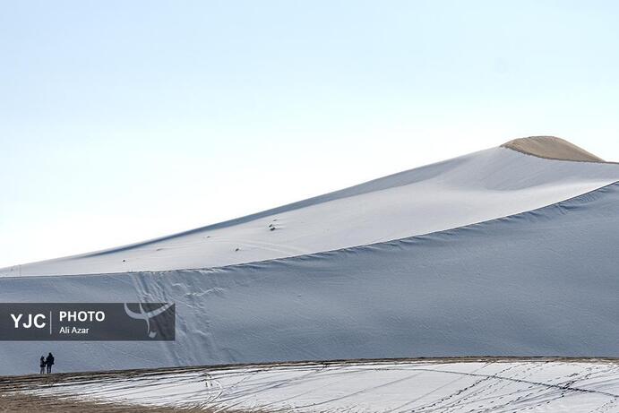 تصاویر | بارش برف در کویر ورزنه