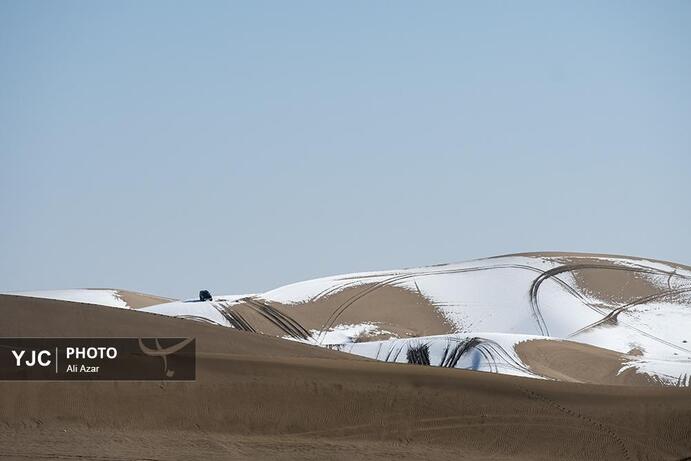 تصاویر | بارش برف در کویر ورزنه
