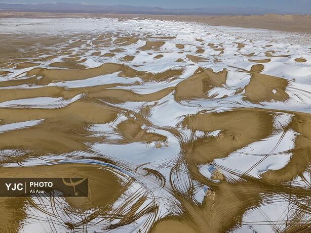 تصاویر | بارش برف در کویر ورزنه