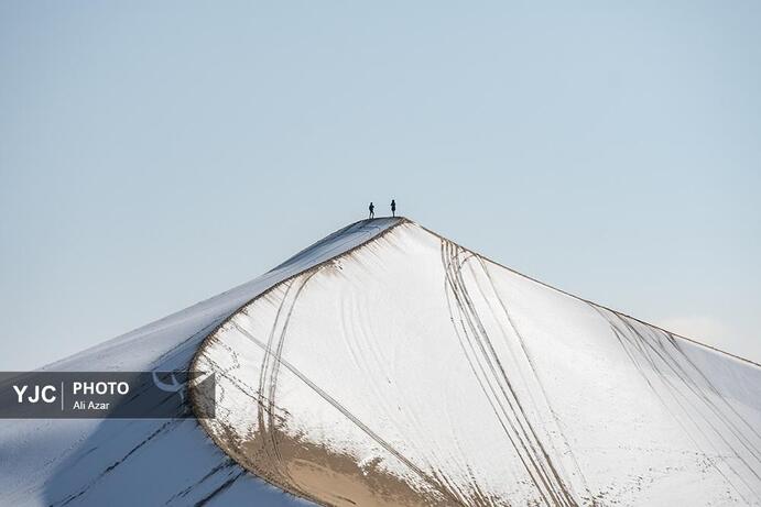 تصاویر | بارش برف در کویر ورزنه