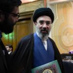 ببینید | لحظۀ اعلام رهبری آیت‌الله سیدمجتبی خامنه‌ای در حرم عبدالعظیم حسنی