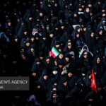 قمی‌ها همچنان ایستاده پای پرچم ایران