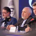 ببینید | تصویری که محمدجواد ظریف منتشر کرد و نوشت: اگر سر به سر تن به کشتن دهیم / از آن به که کشور به دشمن دهیم