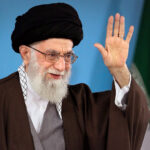 ببینید | احترام نظامی پیک‌موتوری به عکس رهبر شهید انقلاب
