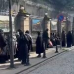 ببینید | تجمع شهروندان ترکیه مقابل سرکنسولگری جمهوری اسلامی ایران در استانبول در محکومیت تهاجم اسرائیل و آمریکا