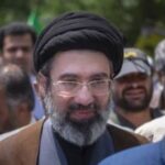 ببینید | لحظه پخش خبر انتخاب سومین رهبر انقلاب اسلامی آیت‌الله سید مجتبی خامنه‌ای در شبکه خبر