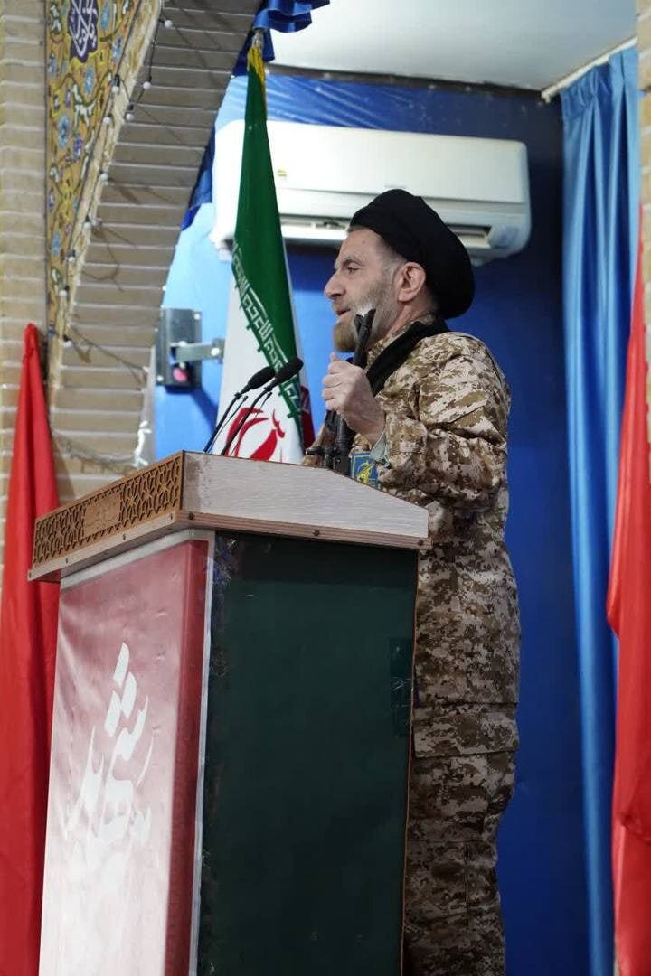 عکس | حضور امام جمعه خرم‌آباد با لباس رزم در نماز جمعه